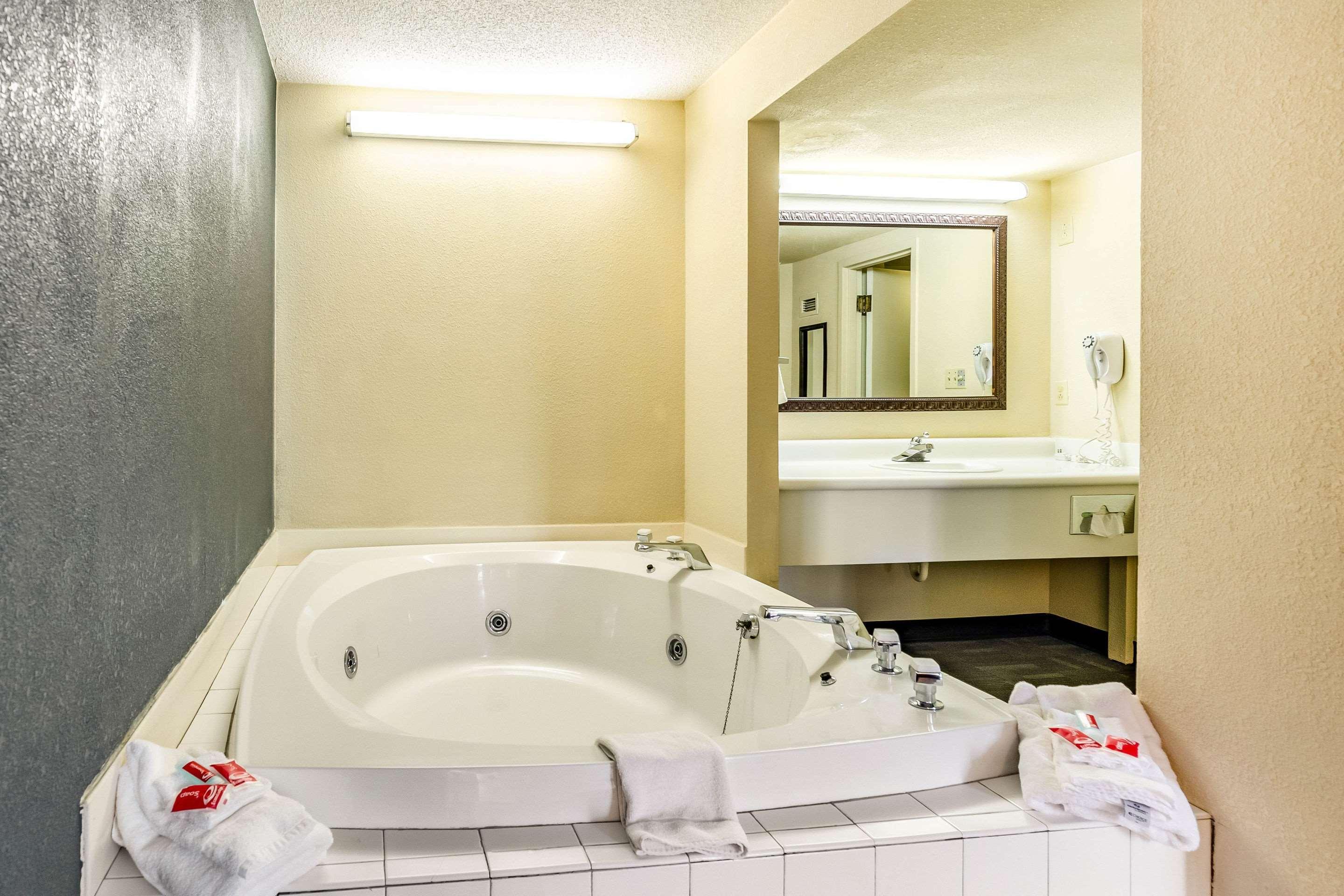 Econo Lodge Inn & Suites Radford-Blacksburg Area Exteriör bild